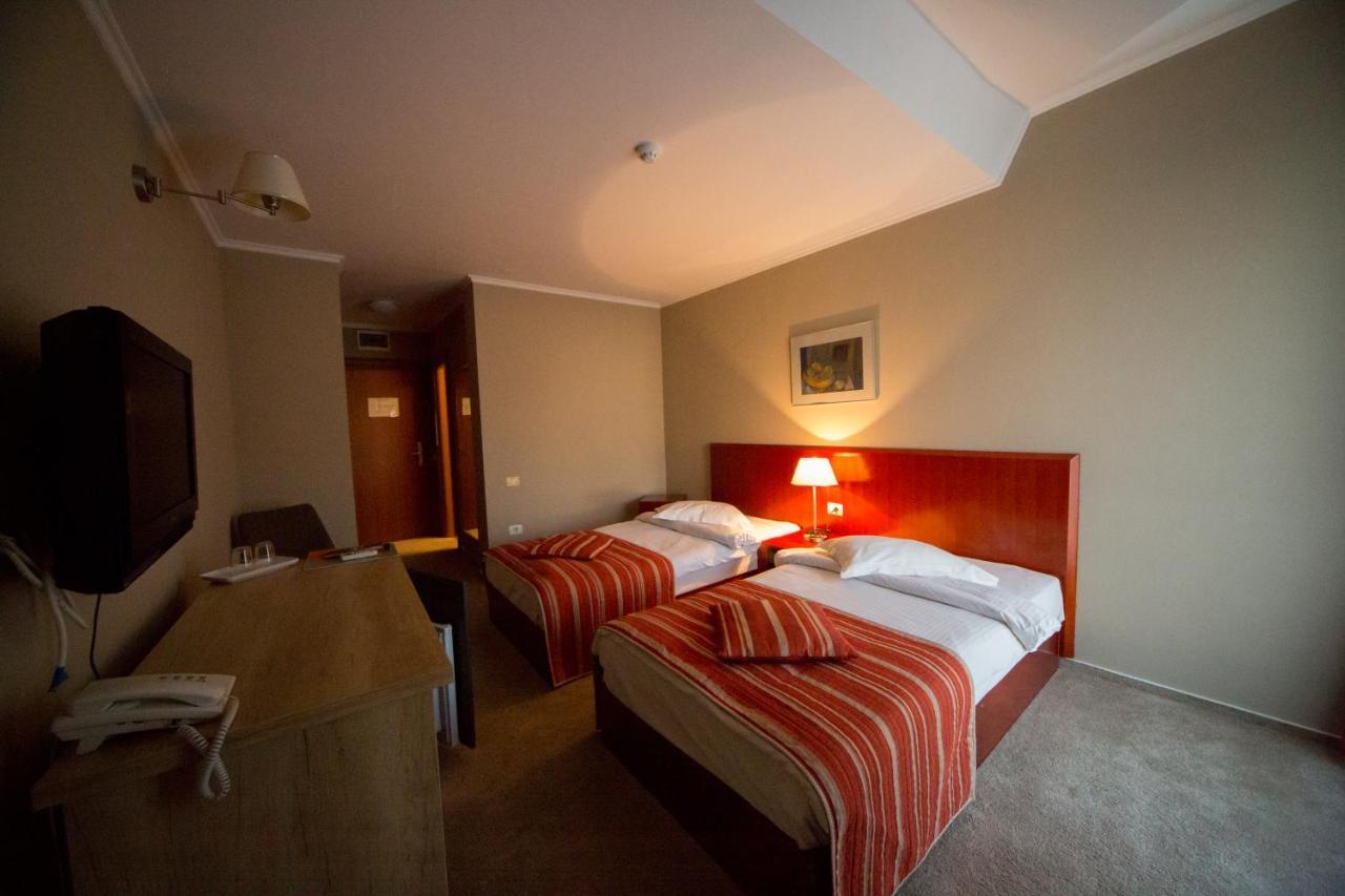 Hotel Atrium Tîrgu Secuiesc Exterior foto