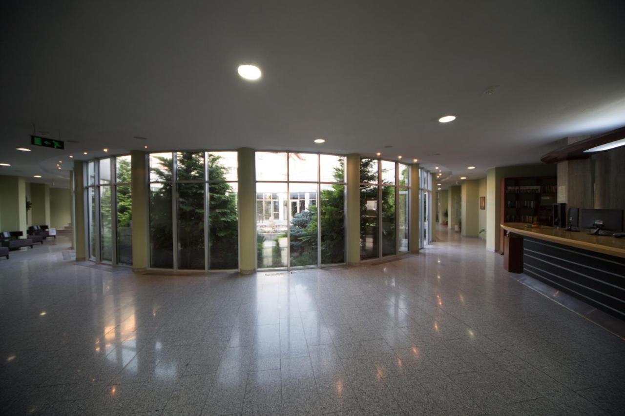 Hotel Atrium Tîrgu Secuiesc Exterior foto