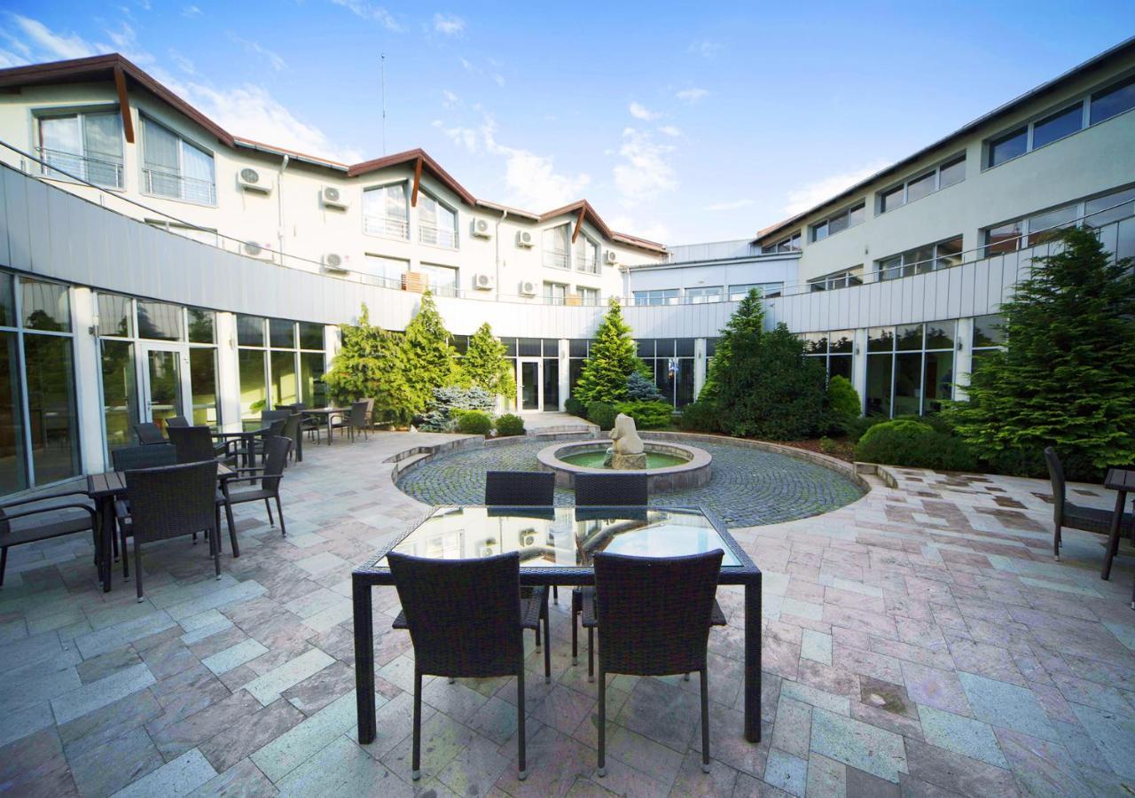 Hotel Atrium Tîrgu Secuiesc Exterior foto