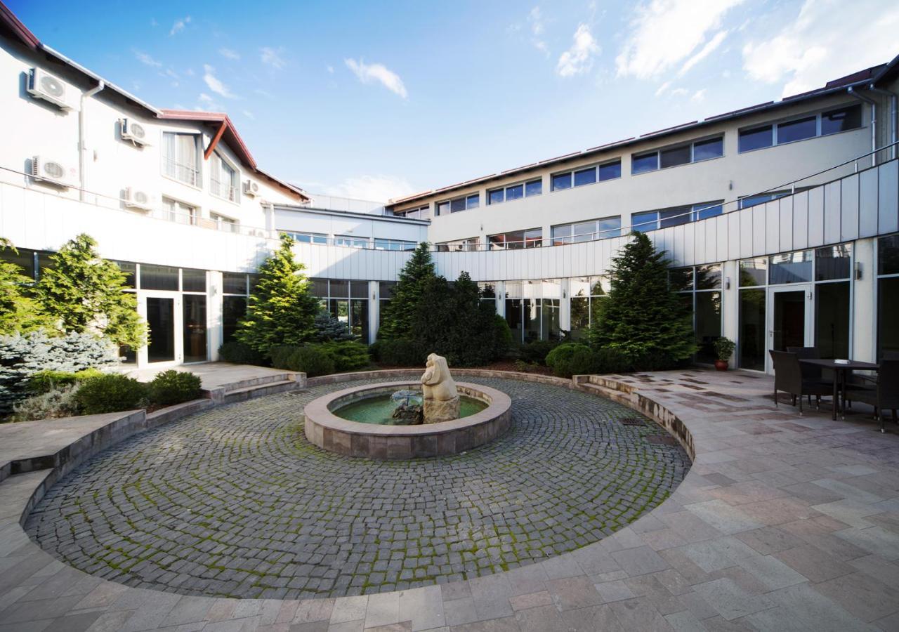 Hotel Atrium Tîrgu Secuiesc Exterior foto