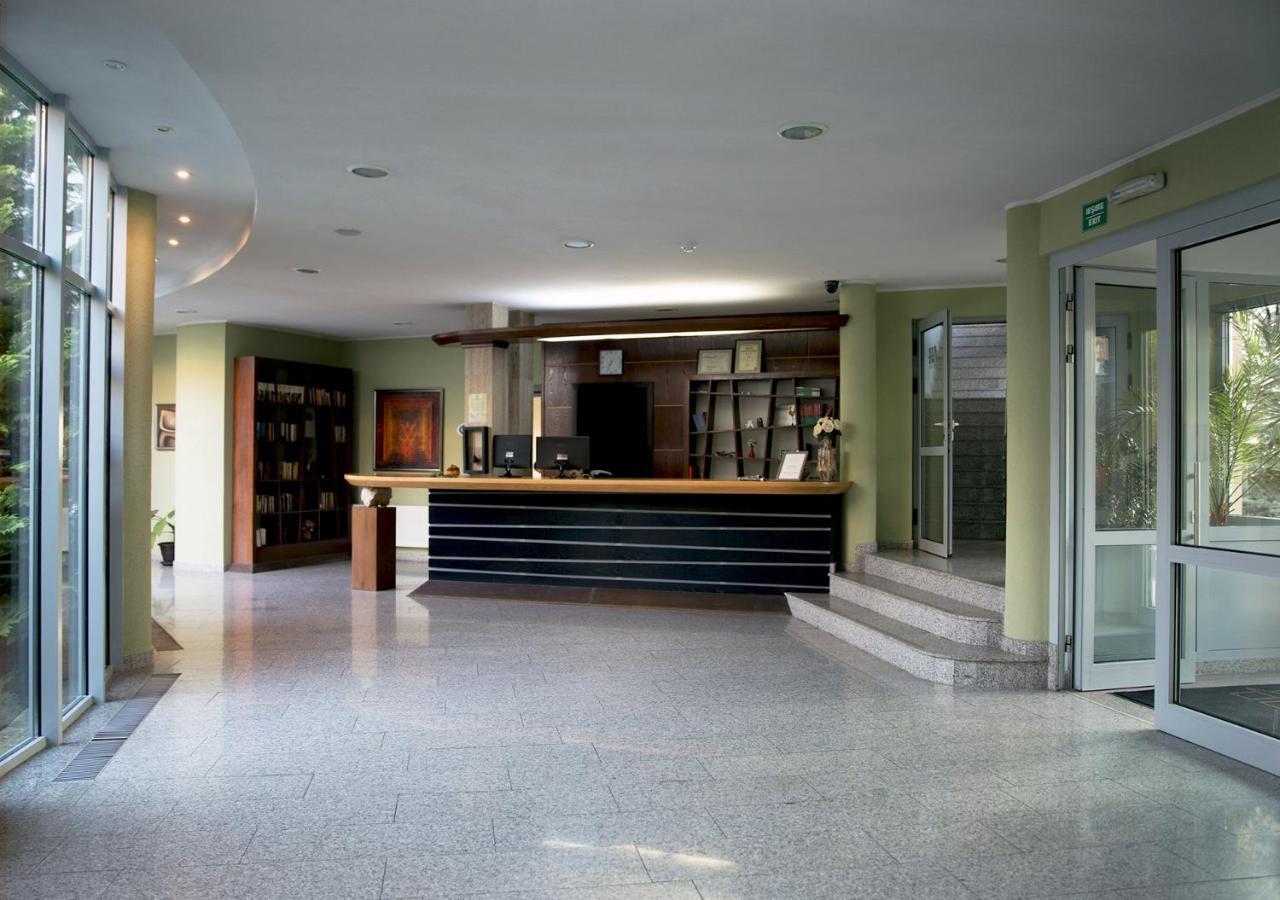 Hotel Atrium Tîrgu Secuiesc Exterior foto
