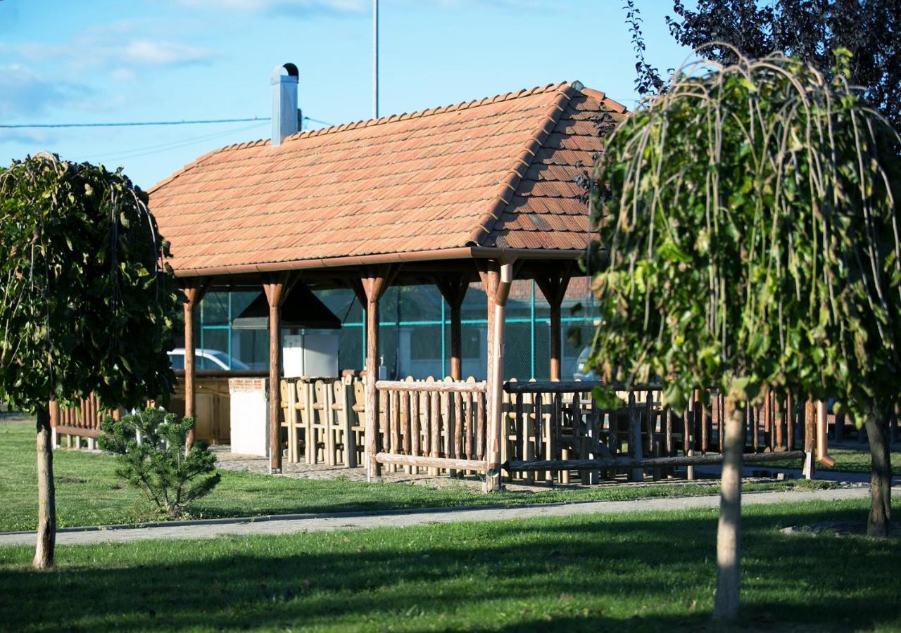 Hotel Atrium Tîrgu Secuiesc Exterior foto